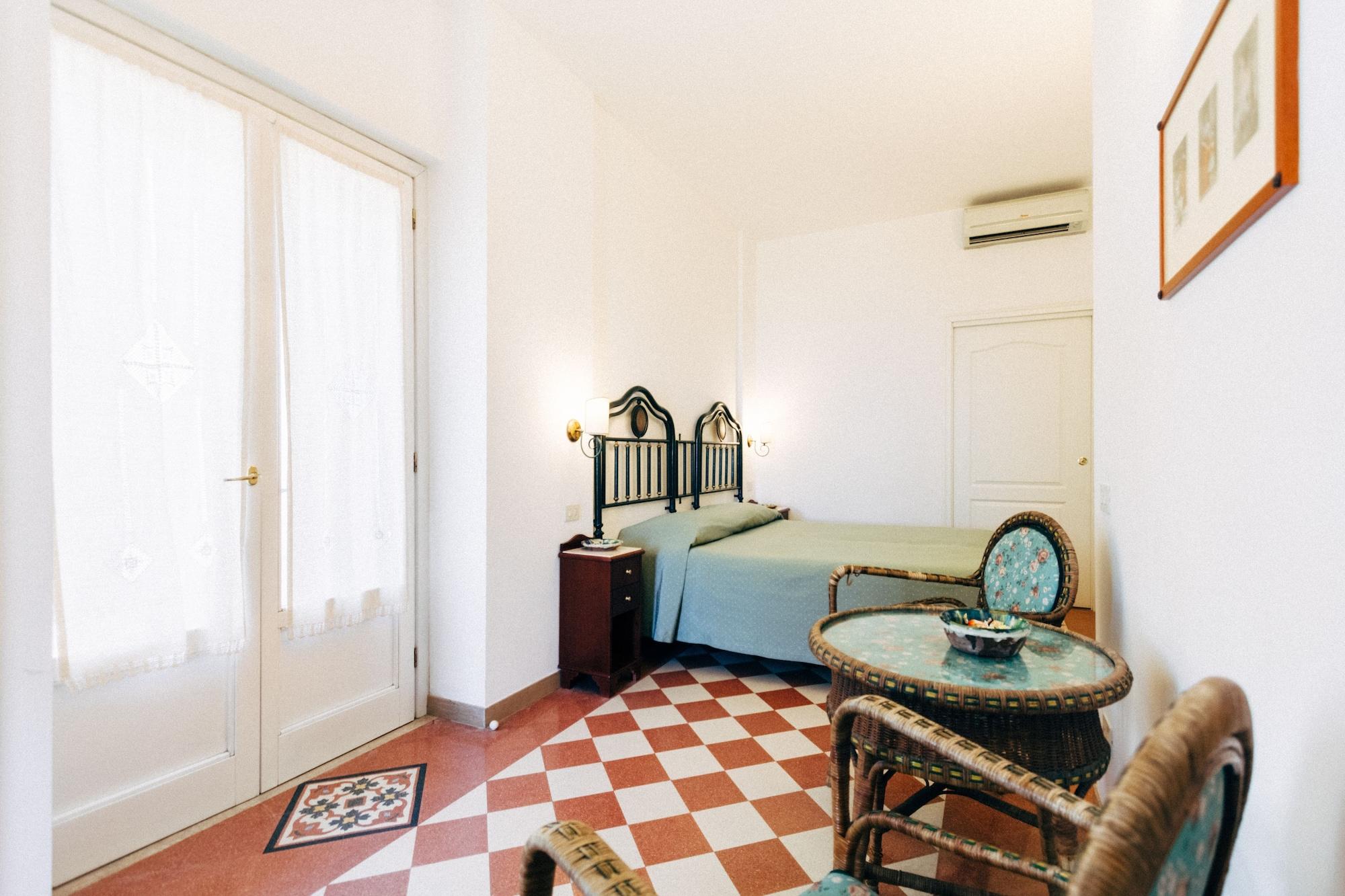 Villino Eleonora Bed & Breakfast 3*
